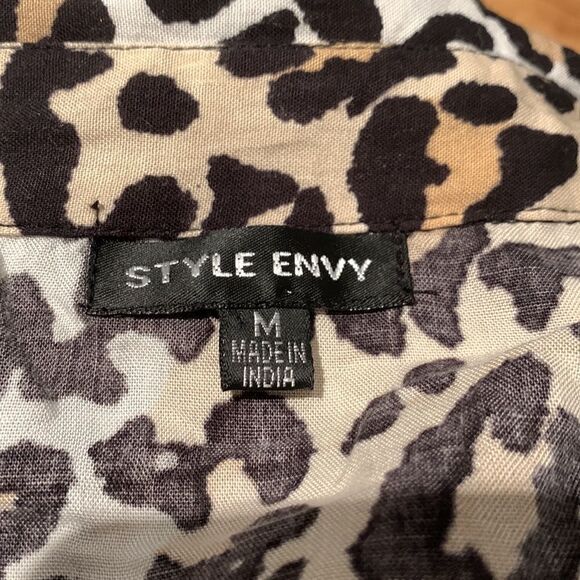 Style Envy leopard print button front hem tie blouse. Medium. - Picture 5 of 6